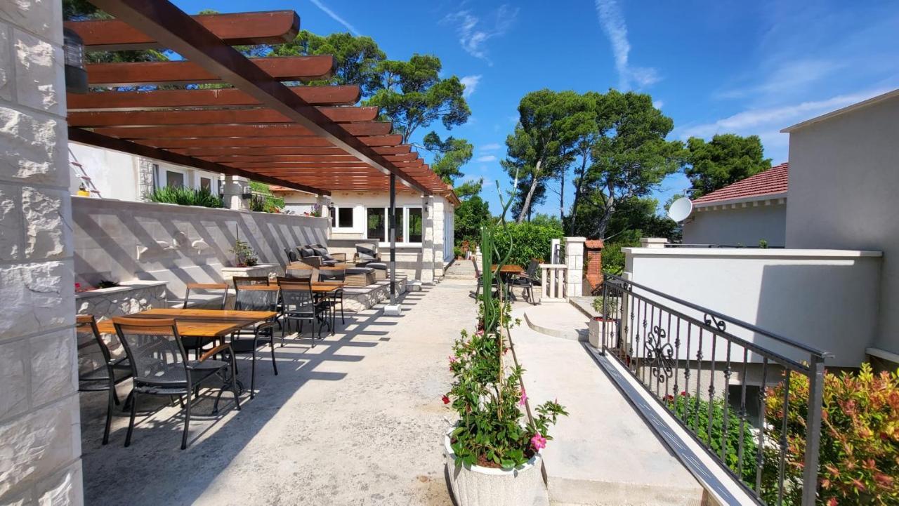 Villa Apartments Mate Cebalo Lumbarda Exterior photo
