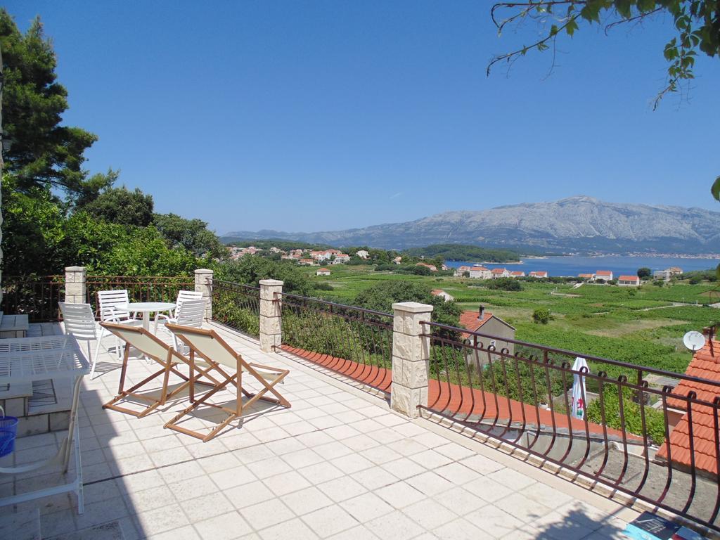 Villa Apartments Mate Cebalo Lumbarda Exterior photo